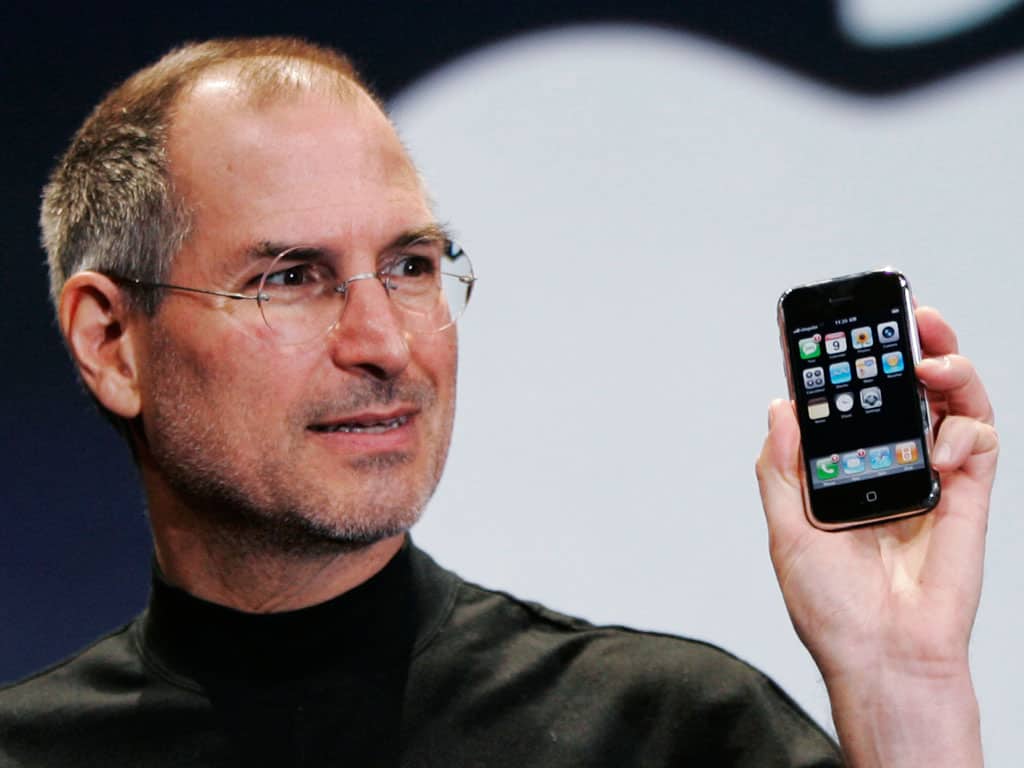 steve jobs holding iphone - iPhone 5 Yalın mı?
